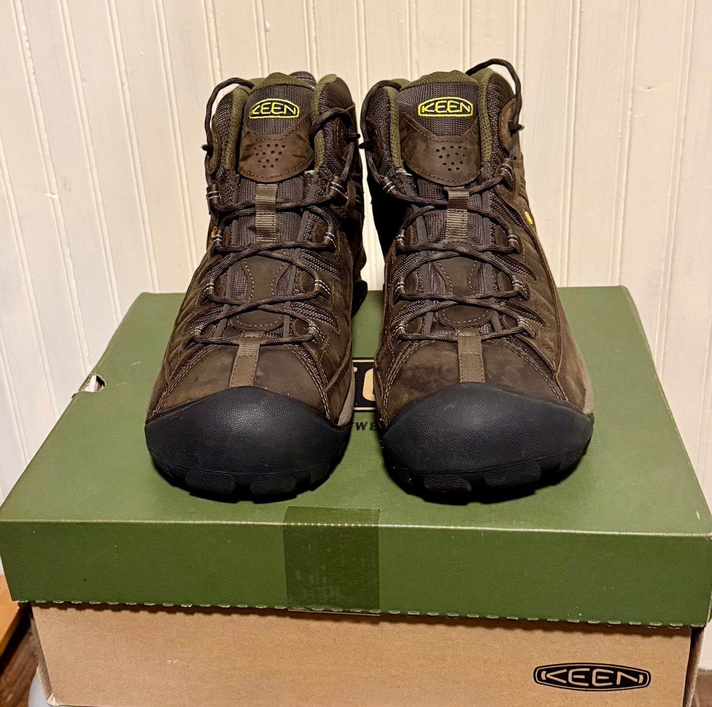 KEEN Targhee II Mid Waterproof Hiking Boots for Men size 13